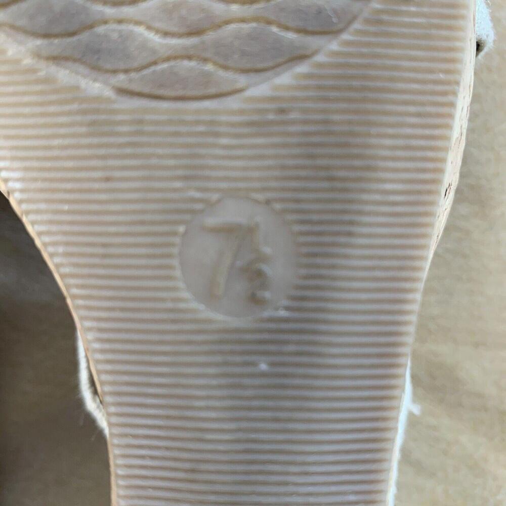 Merona Gold Sandals with Crisscross Design - Picture 10 of 10